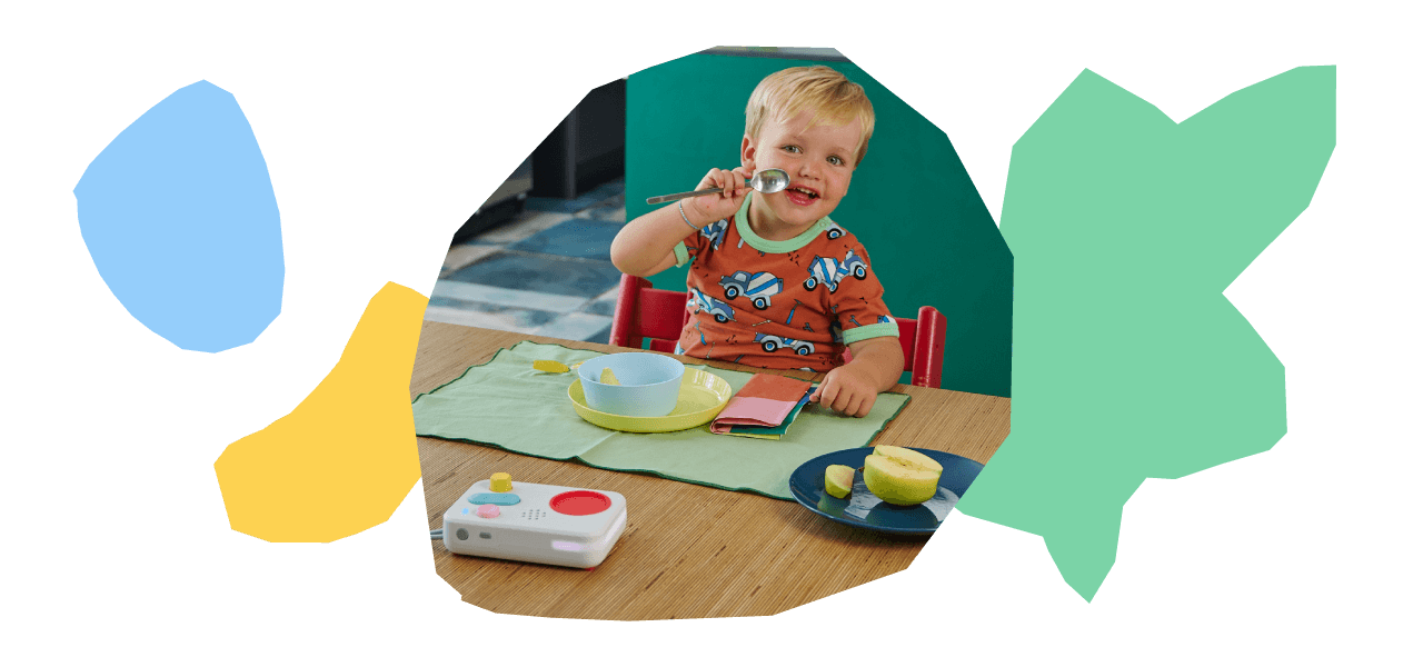 bambino mangia e ascolta le storie con FABA+