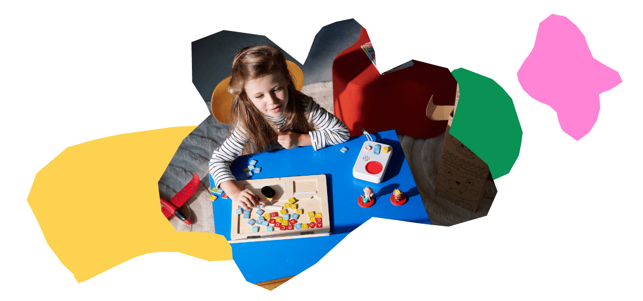 bambina che gioca su un tavolo con MyFaba+ al fianco