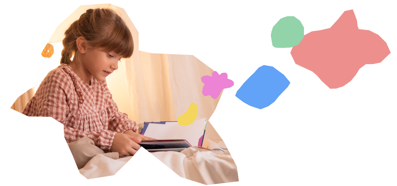 bambina che legge un libro