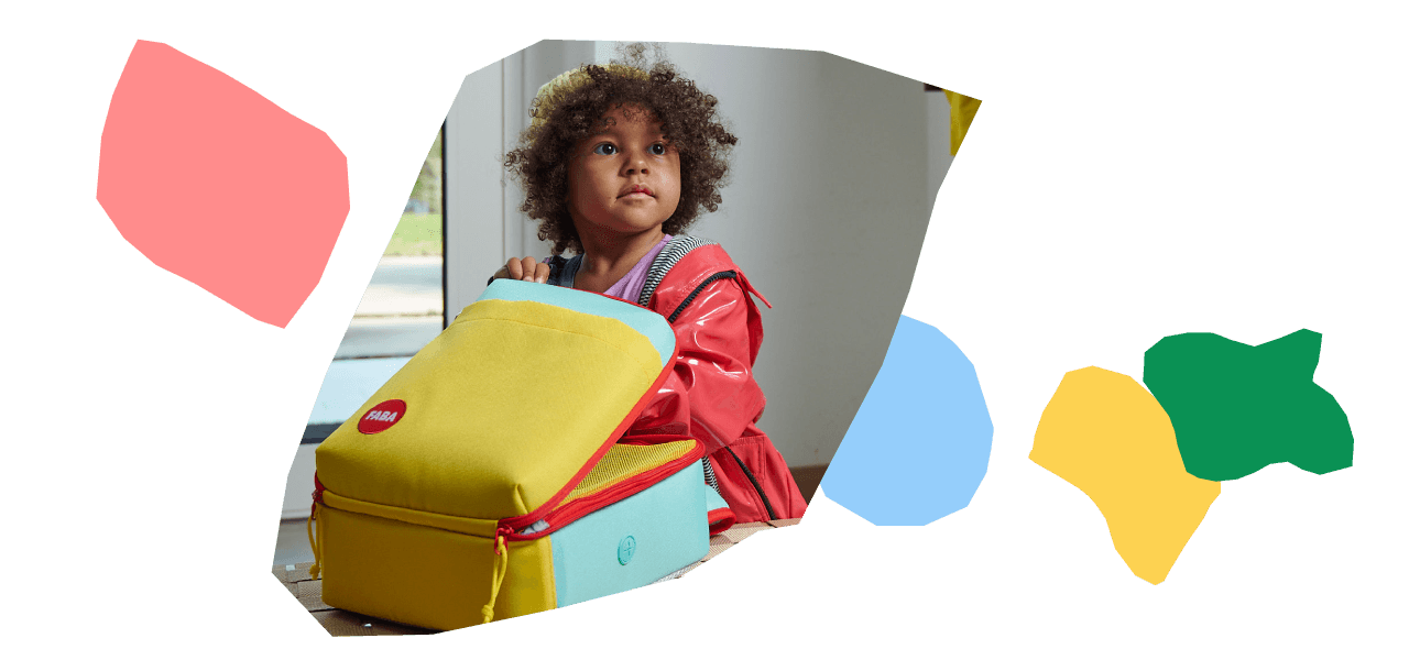 bambina prepara lo zainetto per il viaggio con il Raccontastorie FABA+